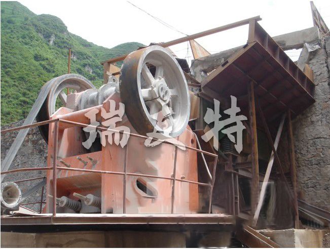 顎式破碎機現場(chǎng)圖